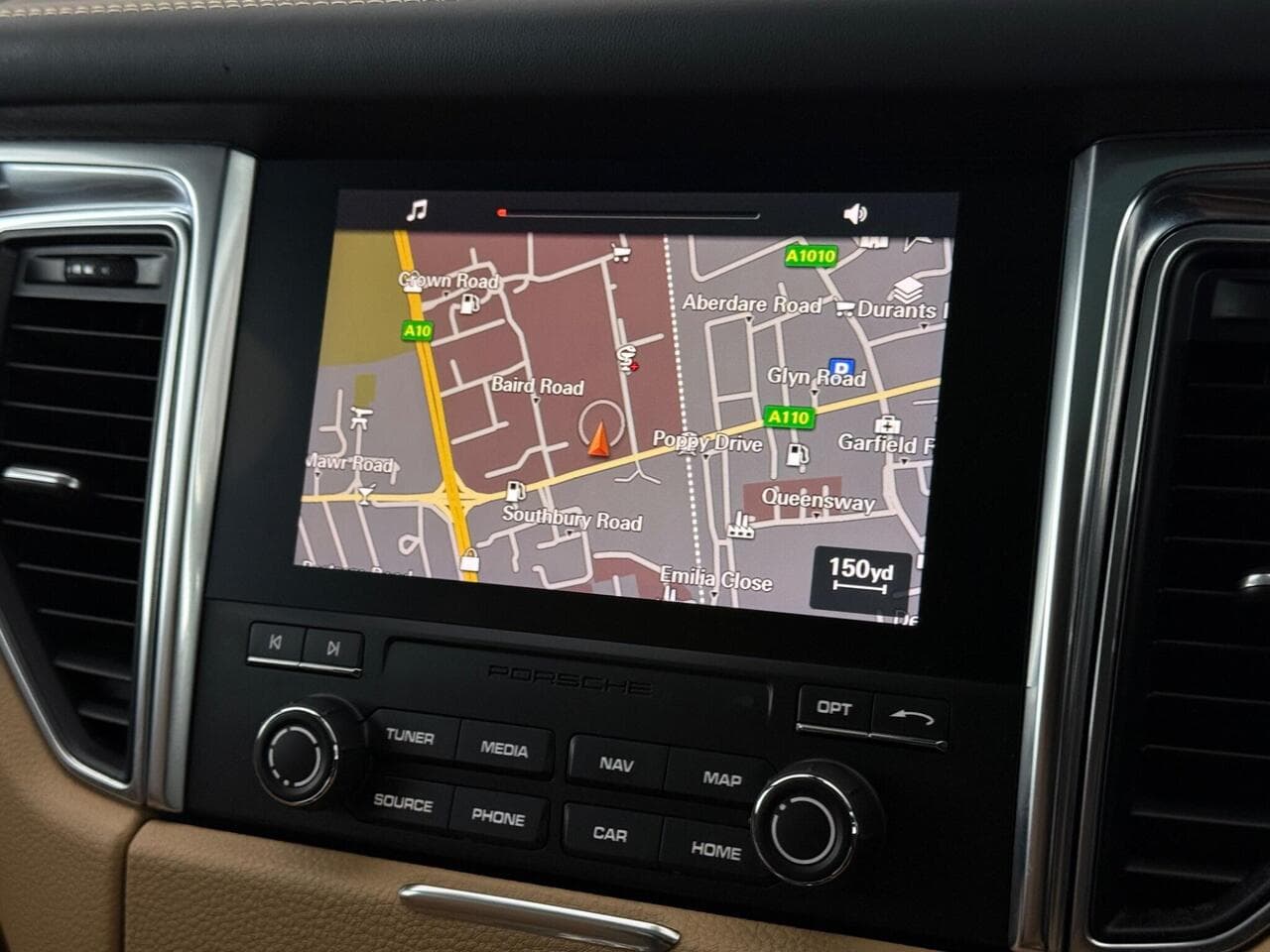Porsche Macan thumbnail Infotainment System