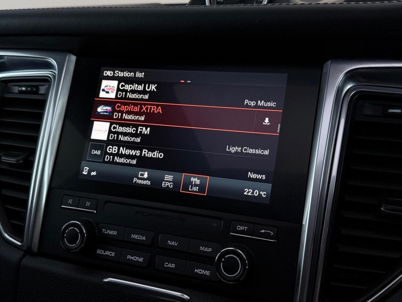 Porsche Macan thumbnail Infotainment System