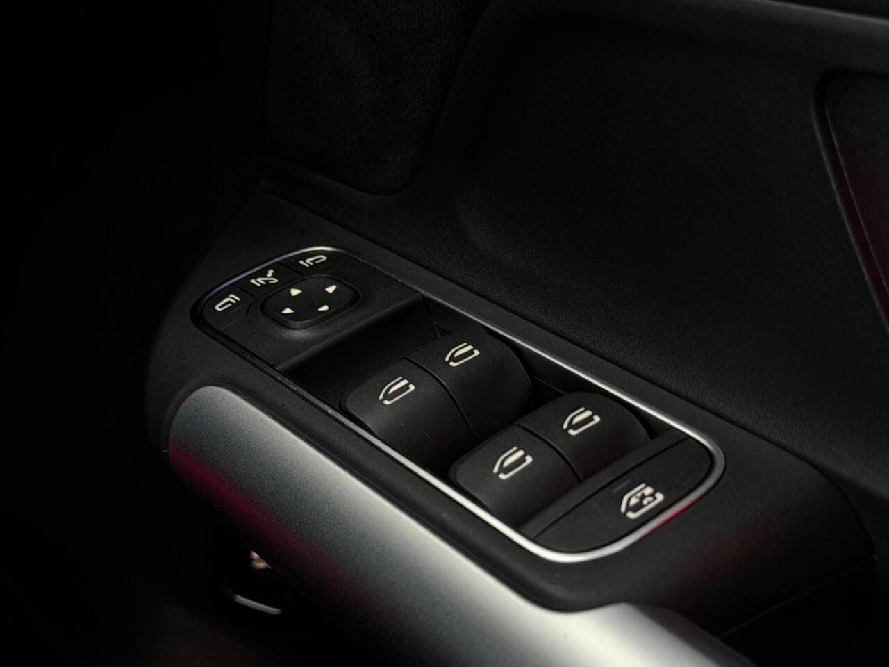 Mercedes-Benz GLA thumbnail Misc Controls