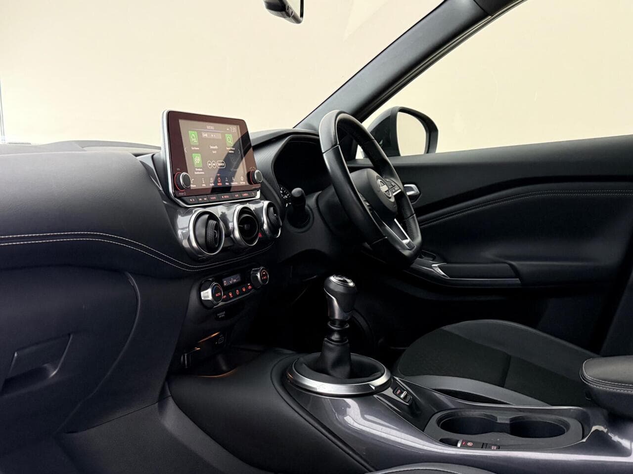 Nissan Juke thumbnail Interior Front