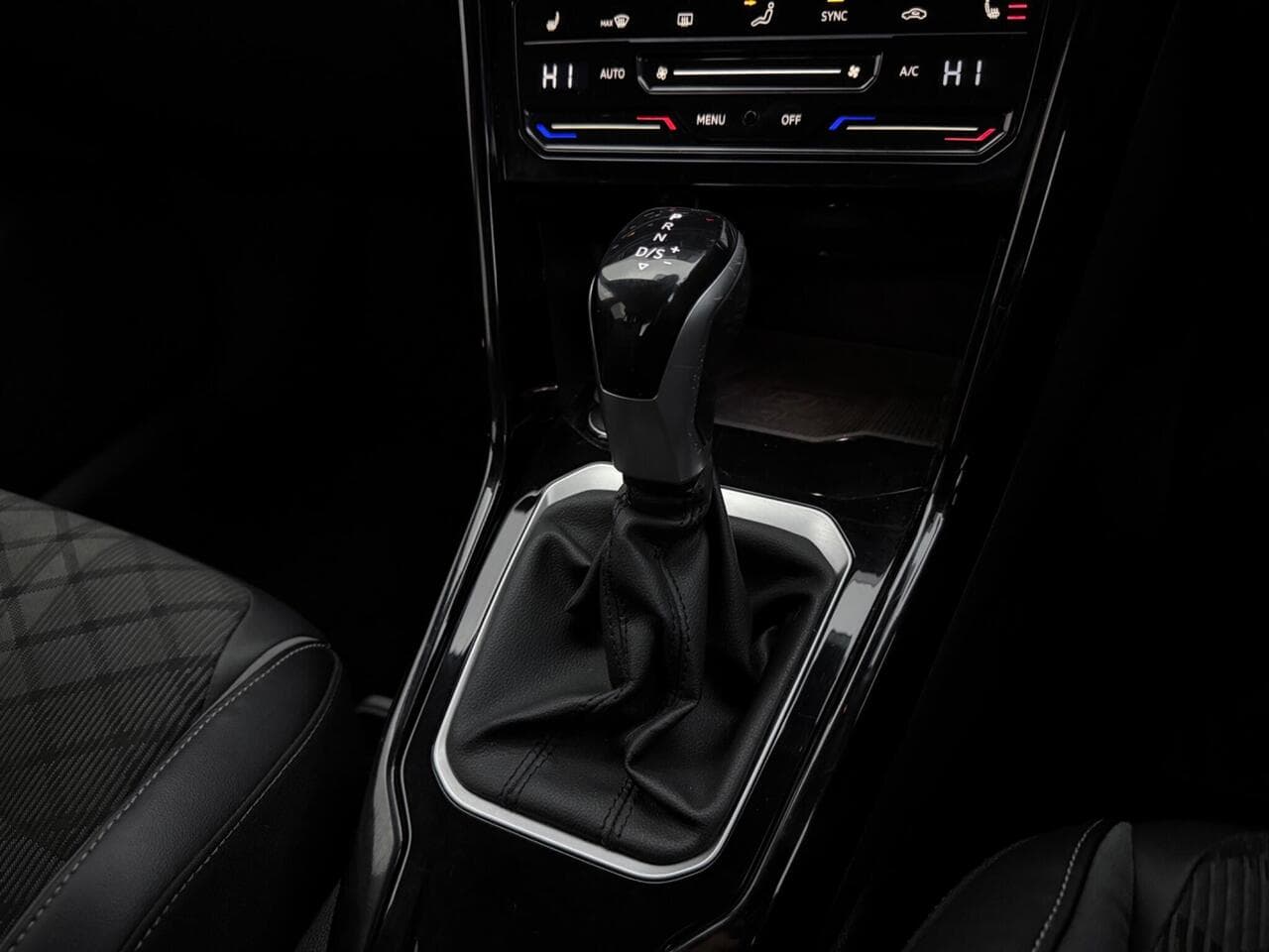 Volkswagen T-Roc thumbnail Interior Front