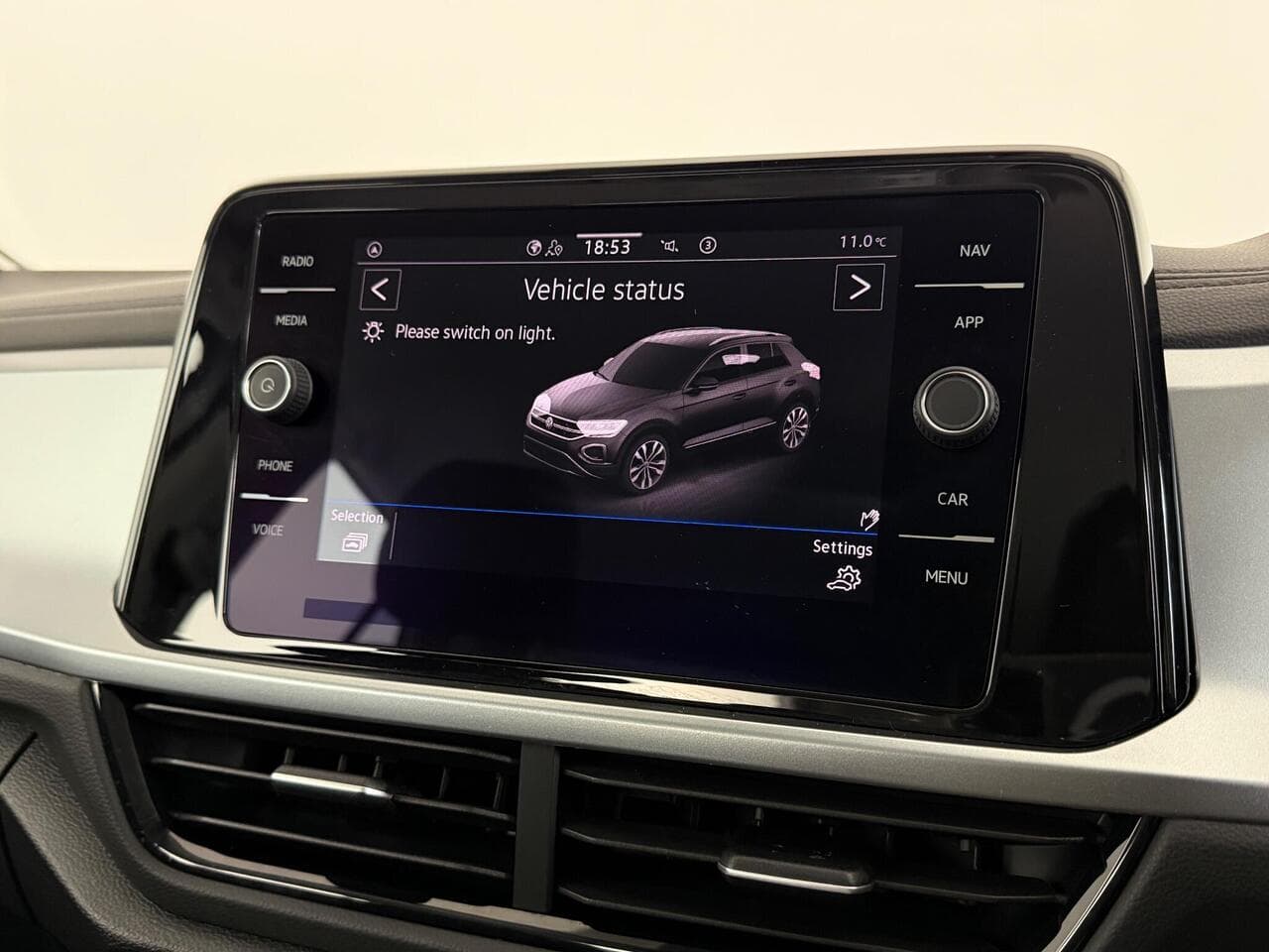Volkswagen T-Roc thumbnail Infotainment System