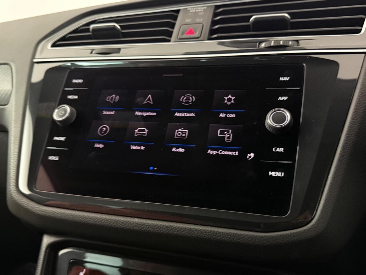 Volkswagen Tiguan thumbnail Infotainment System