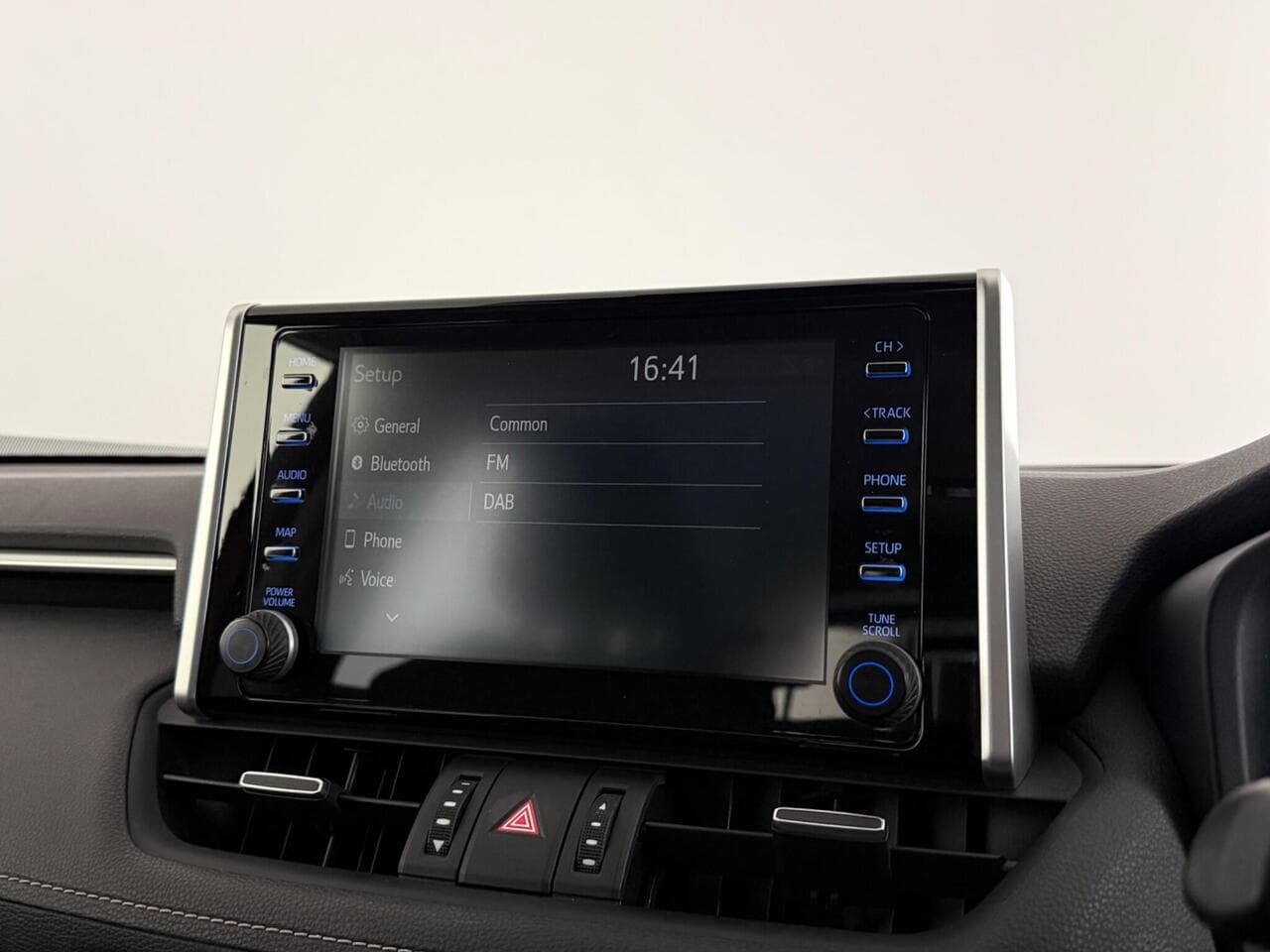 Toyota RAV4 thumbnail Infotainment System