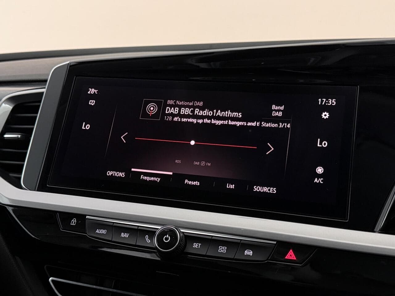 Vauxhall Grandland thumbnail Infotainment System