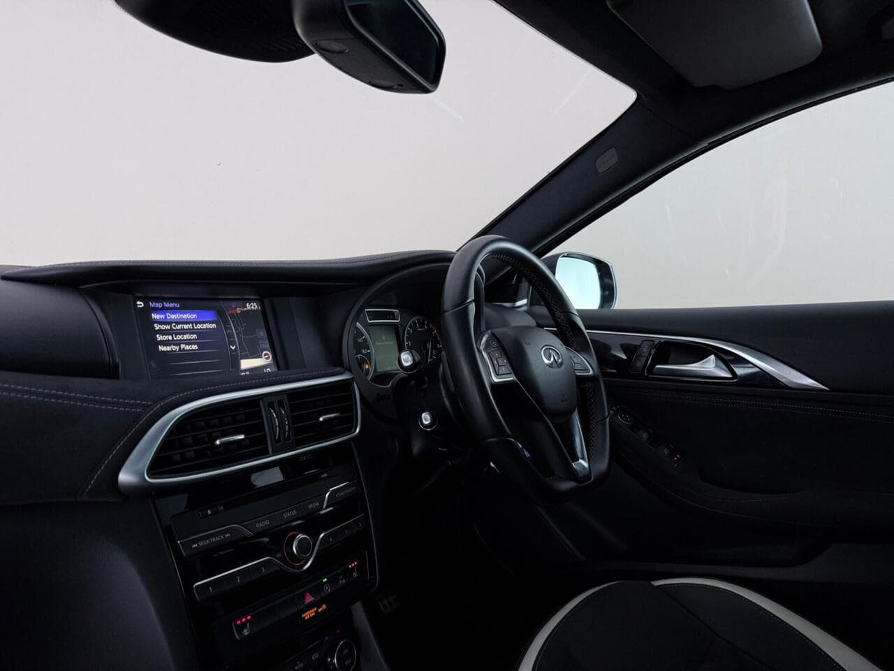 Infiniti Q30 thumbnail Interior Front