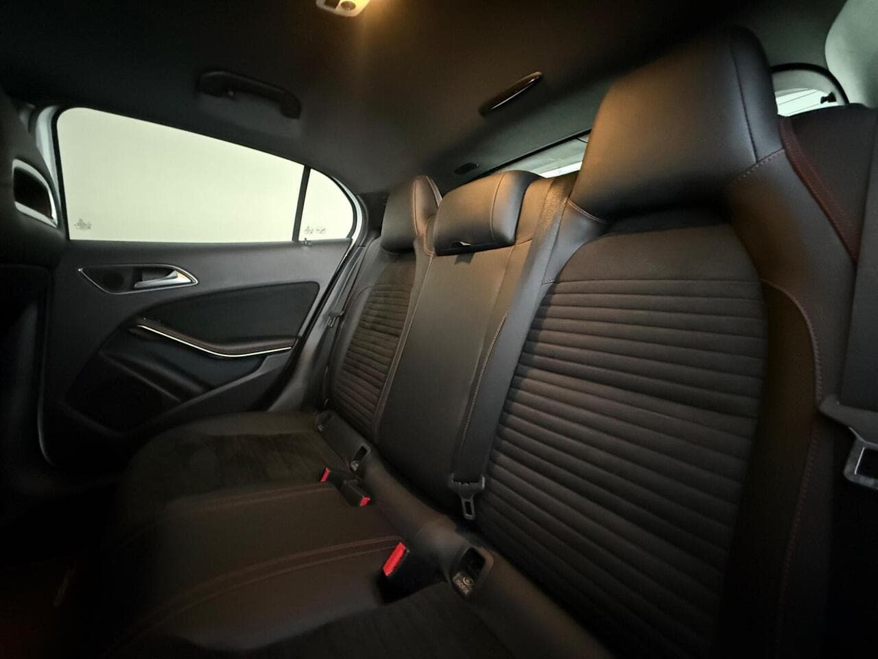 Mercedes-Benz GLA thumbnail Seats Rear