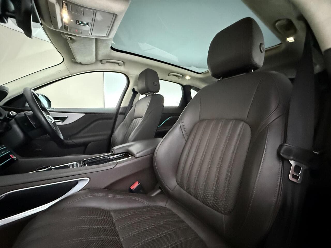 Jaguar F-PACE thumbnail Seat Front Passenger