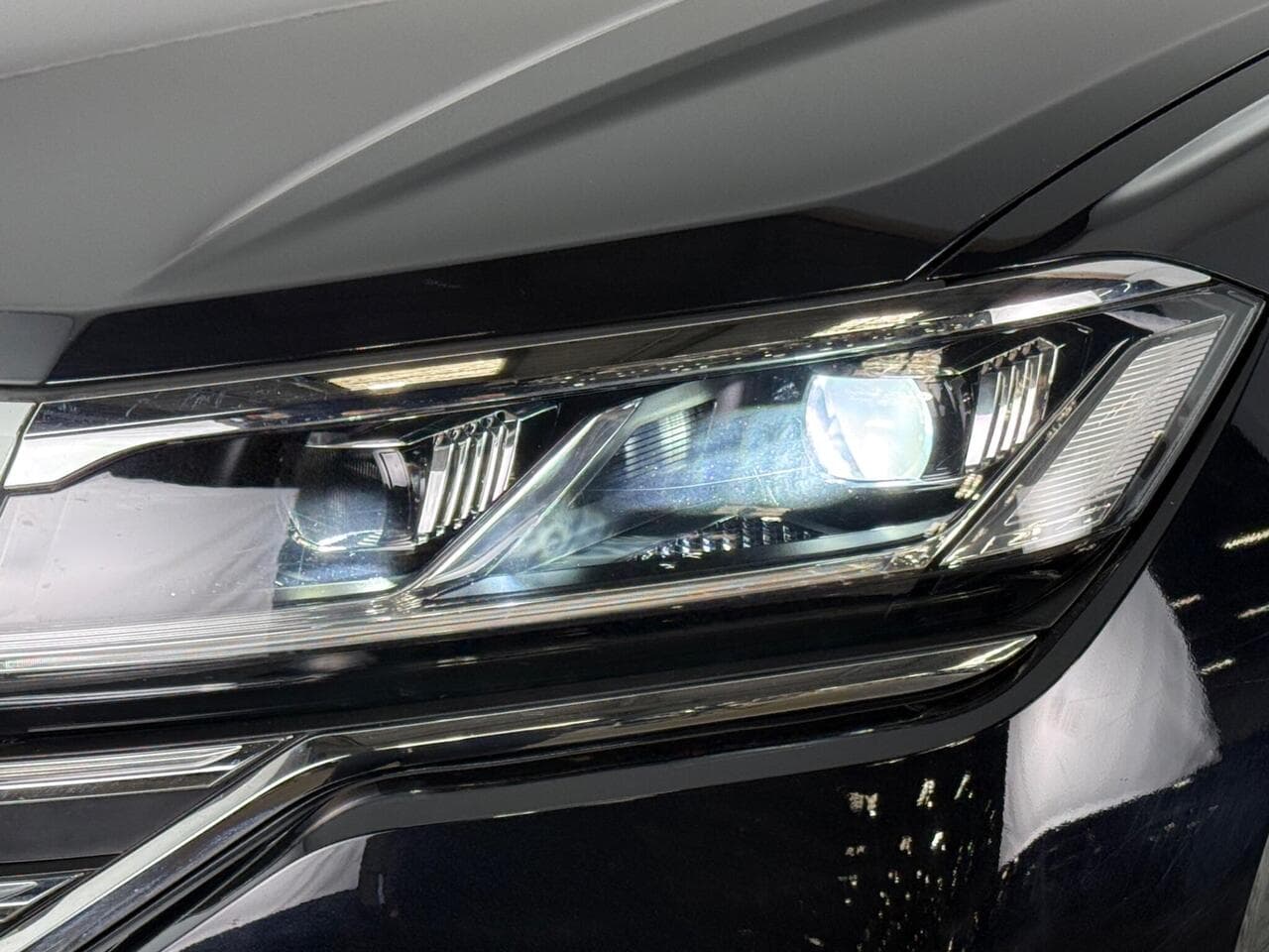 Volkswagen Touareg thumbnail Lights Front