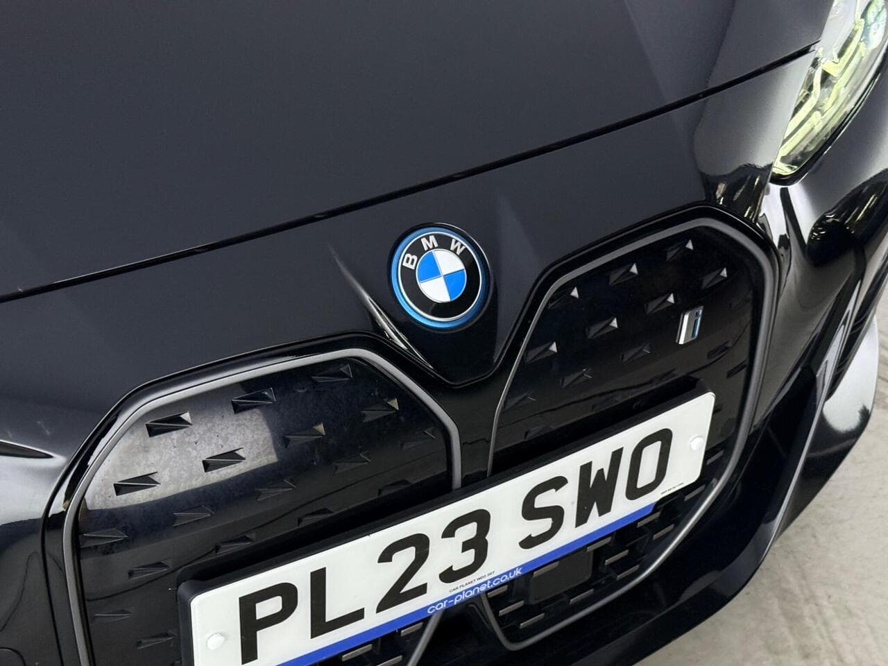 BMW i4 thumbnail Badge Exterior