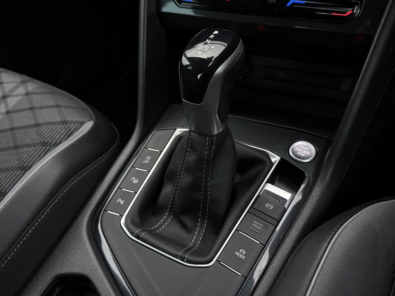 Volkswagen Tiguan thumbnail Interior Front