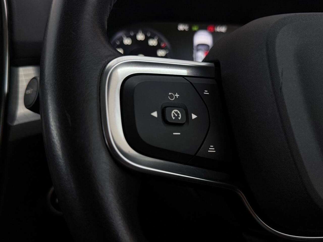 Volvo XC40 thumbnail Misc Controls