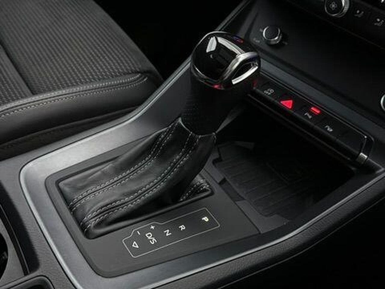 Audi Q3 thumbnail Interior Front
