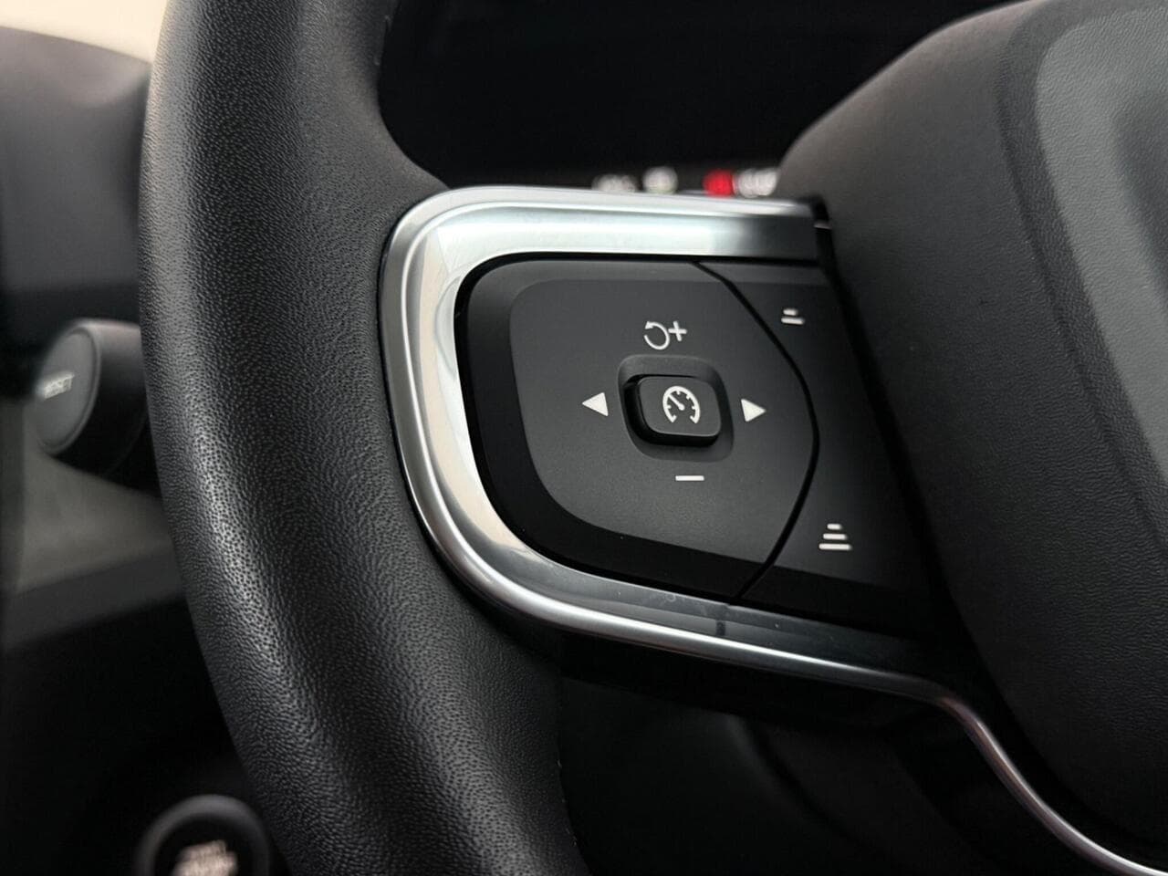 Volvo XC40 thumbnail Misc Controls