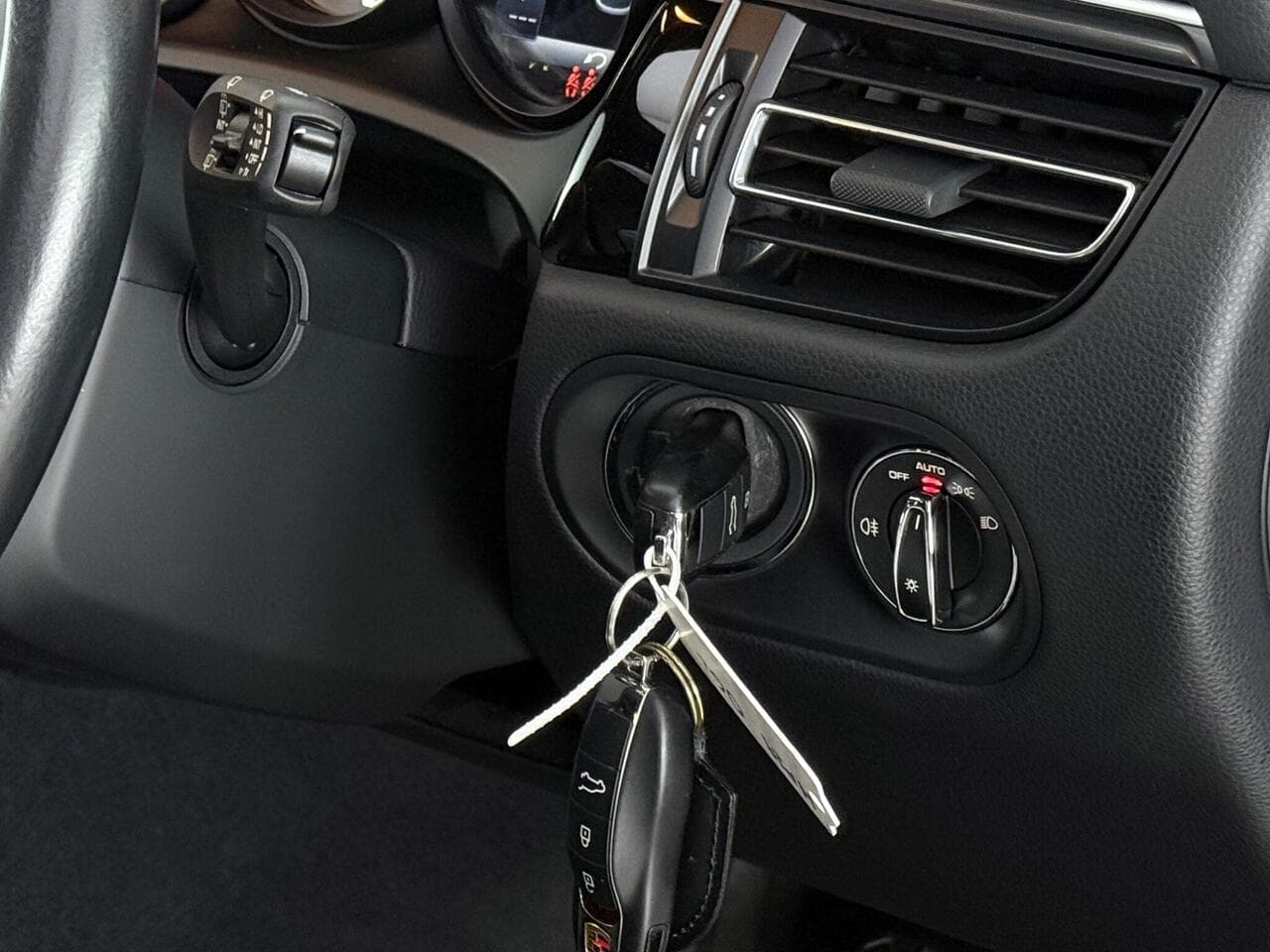 Porsche Macan thumbnail Misc Controls