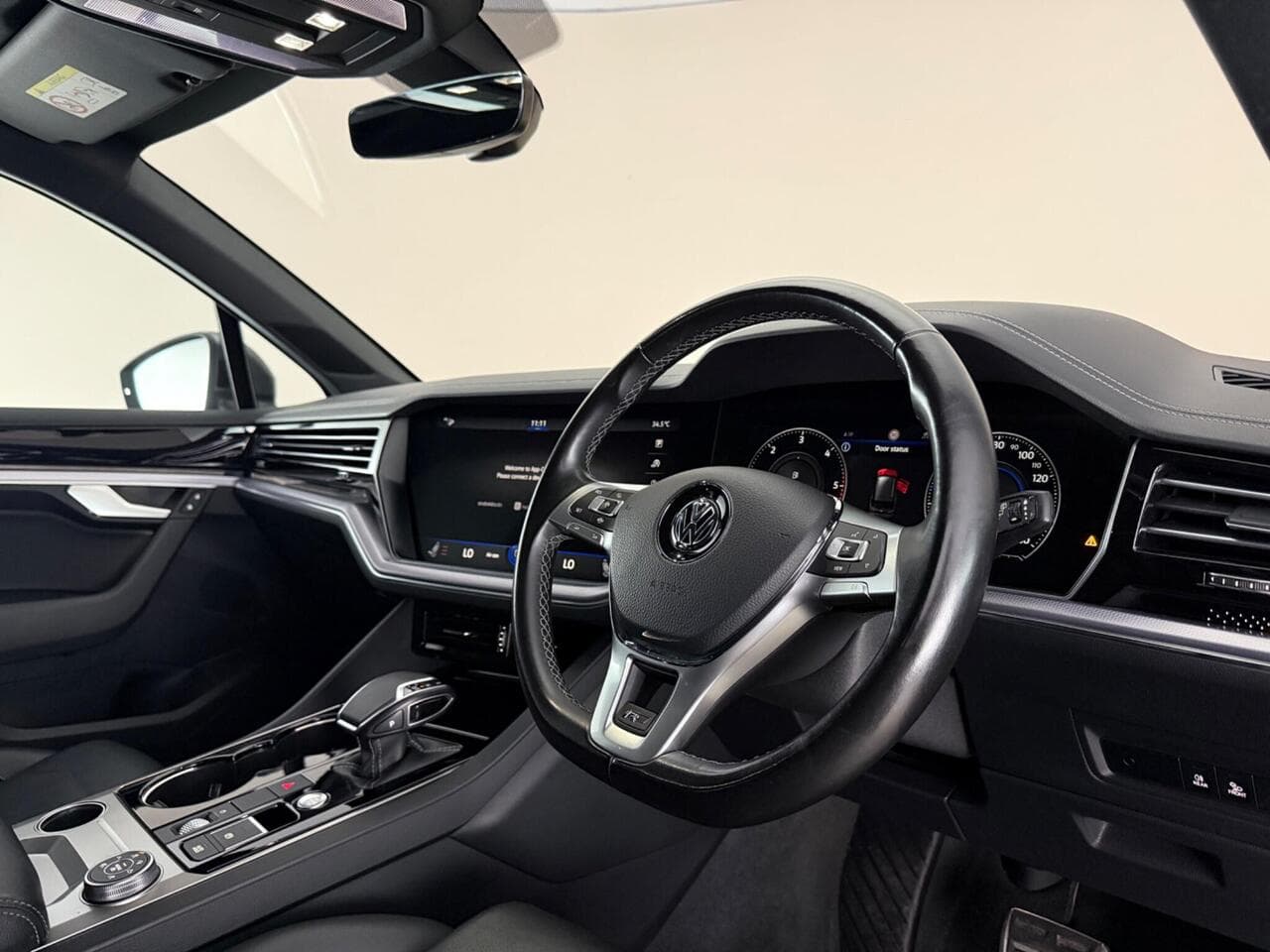 Volkswagen Touareg thumbnail Interior Front