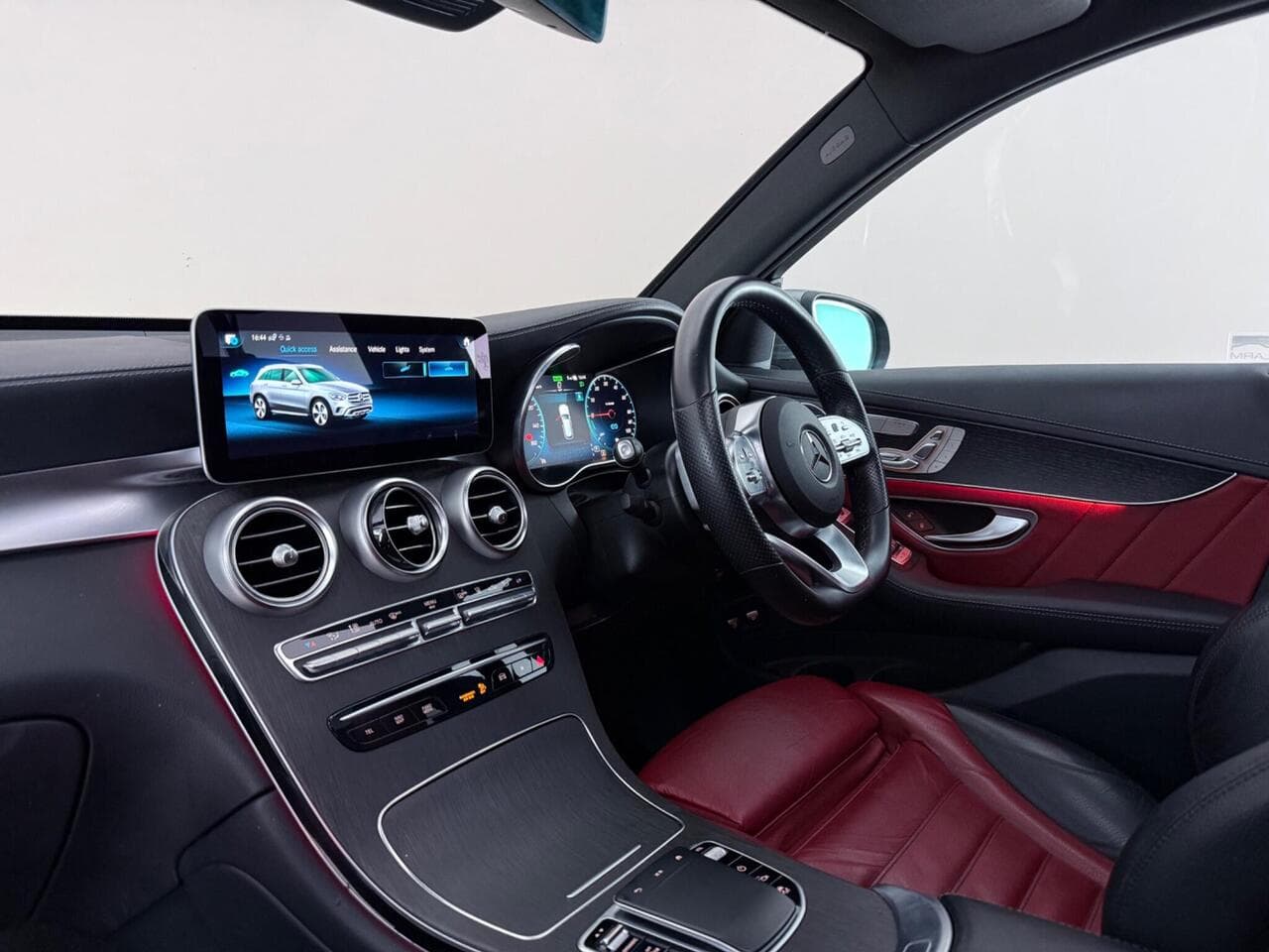 Mercedes-Benz GLC thumbnail Interior Front