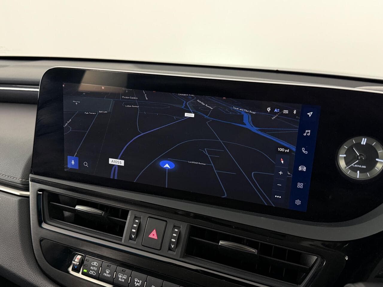 Lexus ES thumbnail Infotainment System