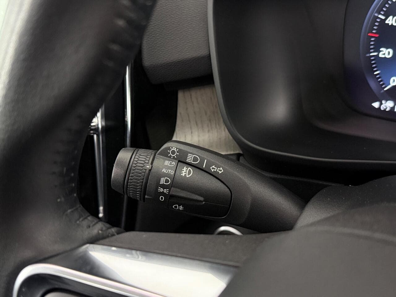 Volvo XC40 thumbnail Misc Controls