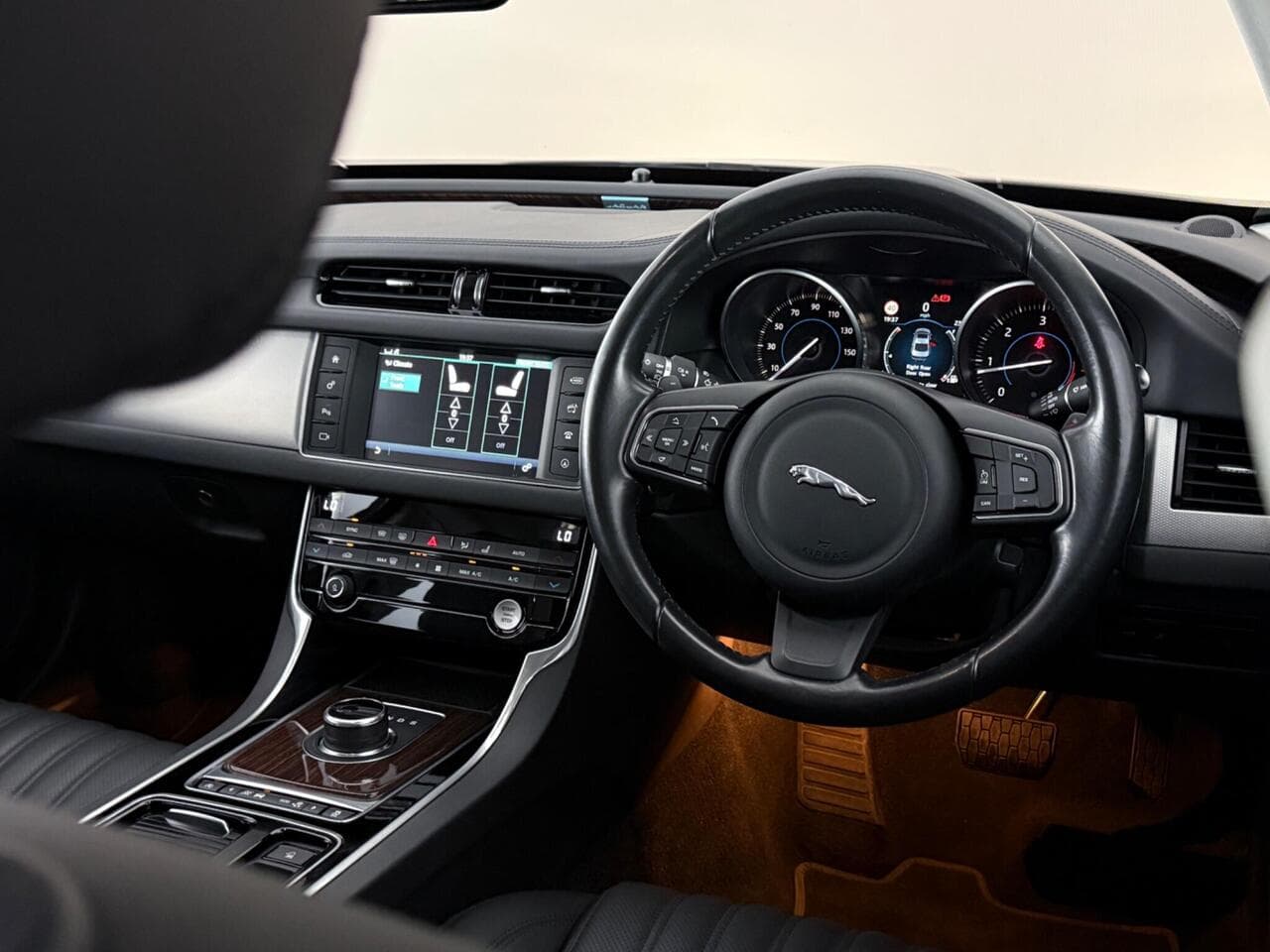 Jaguar XF thumbnail Steering Wheel
