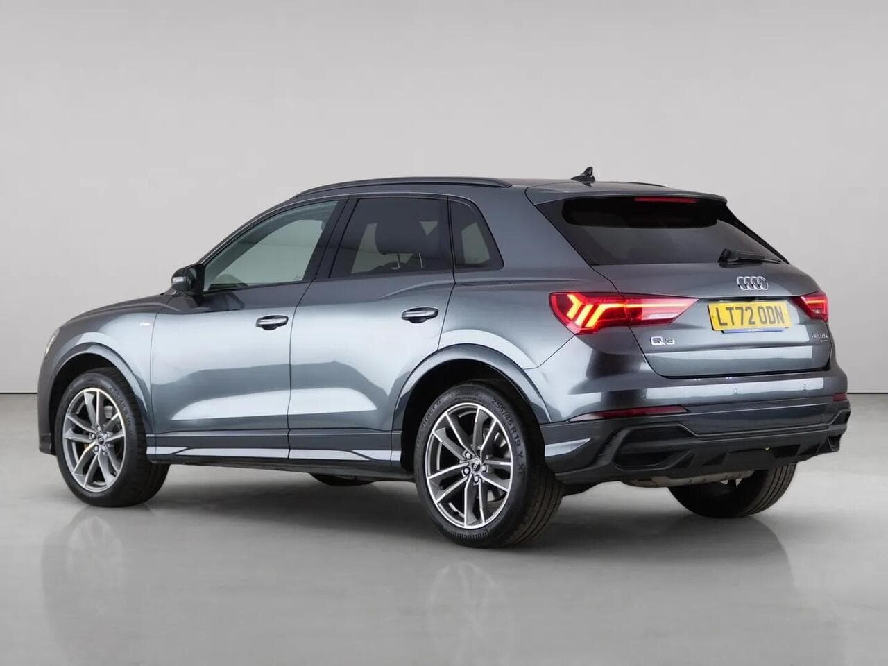 Audi Q3 thumbnail Rear Left