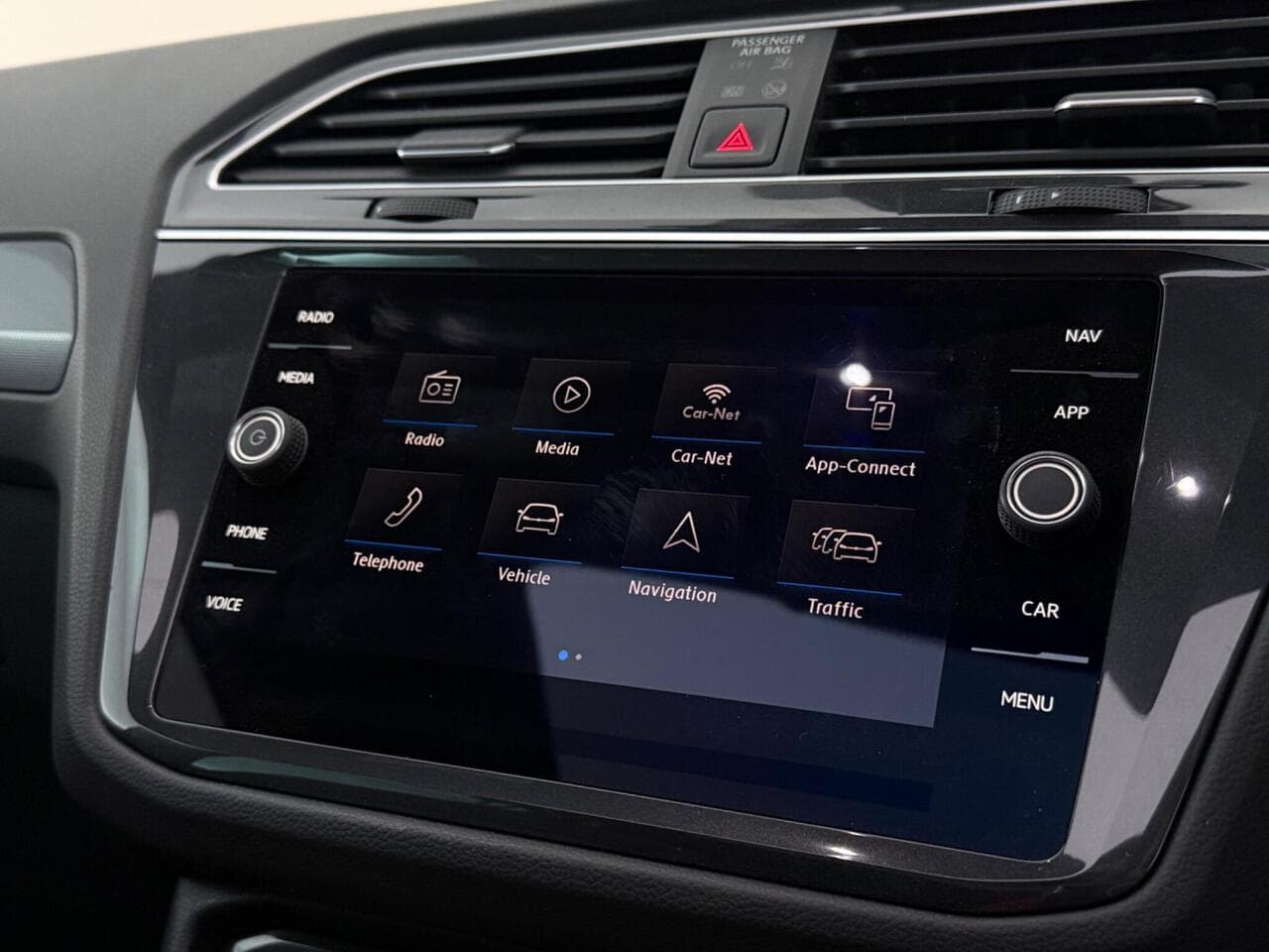 Volkswagen Tiguan thumbnail Infotainment System
