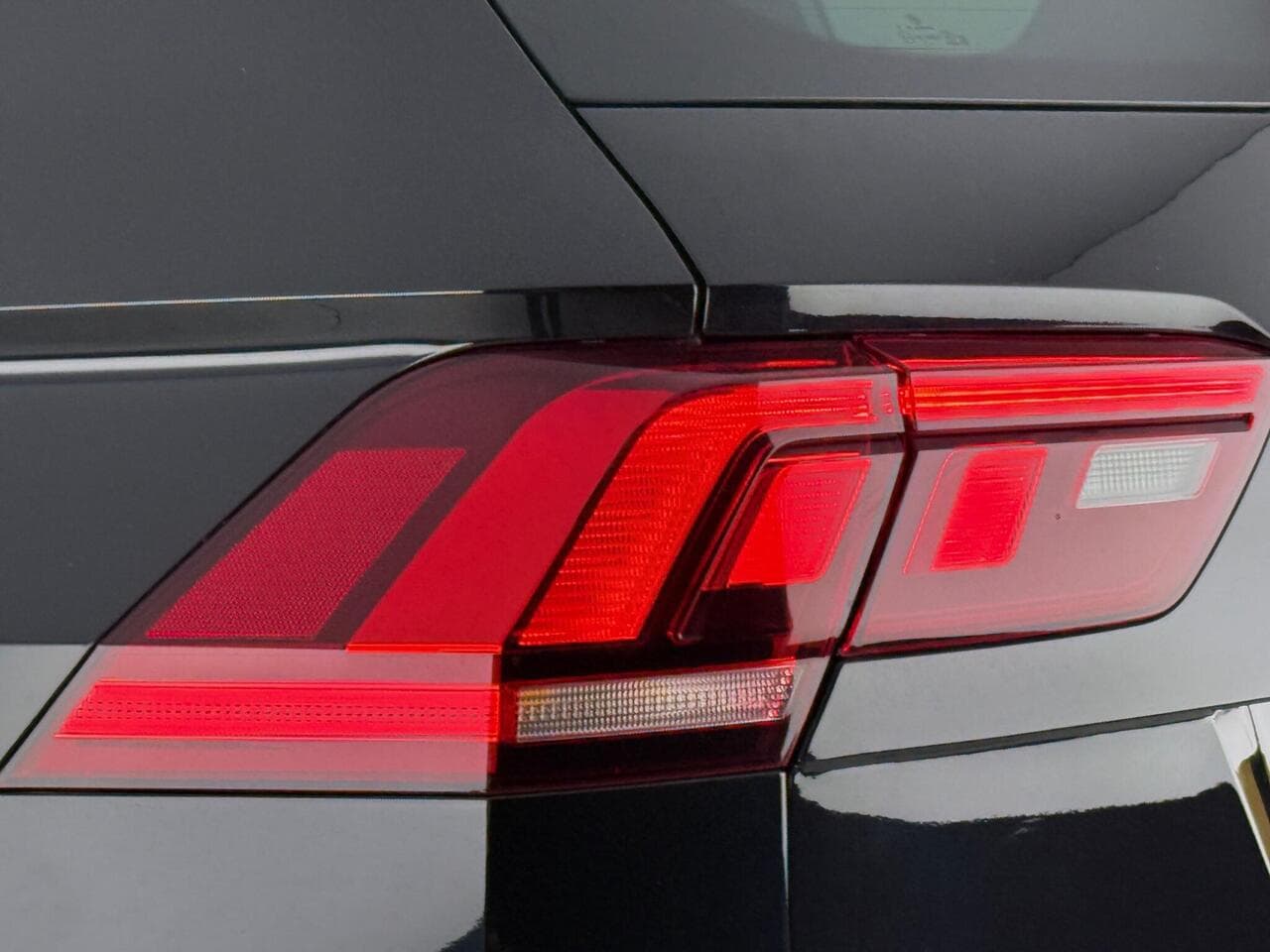 Volkswagen Tiguan thumbnail Lights Rear