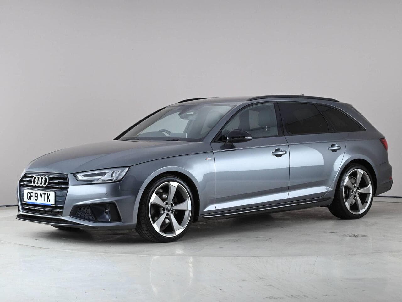 Audi A4 Avant thumbnail Front Left