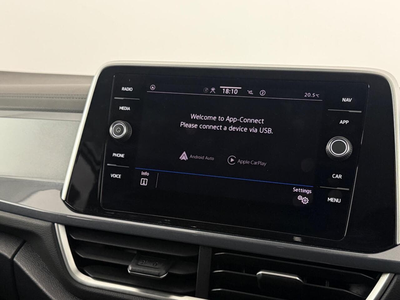 Volkswagen T-Roc thumbnail Infotainment System