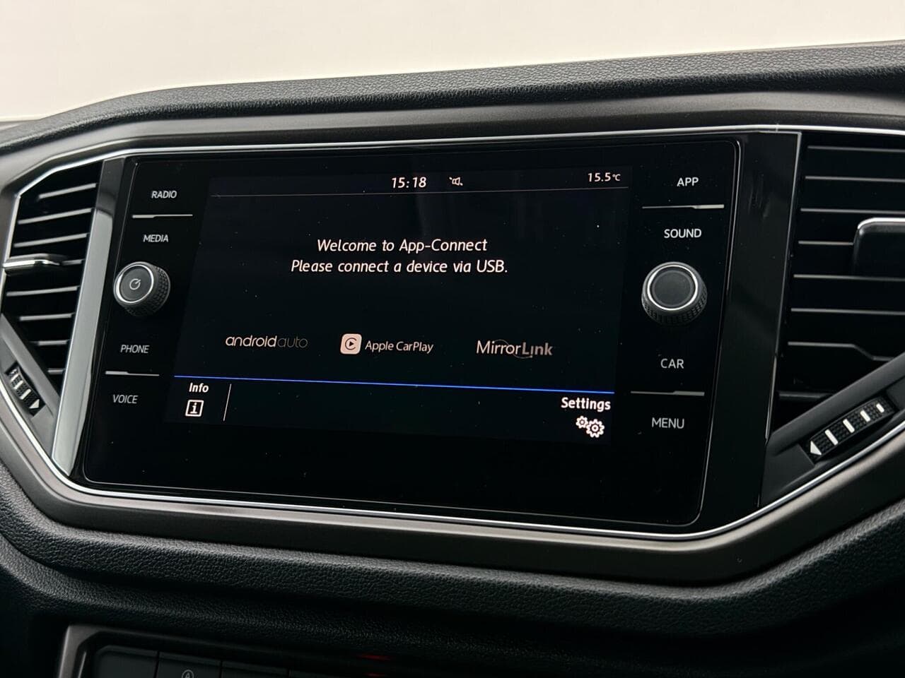 Volkswagen T-Roc thumbnail Infotainment System