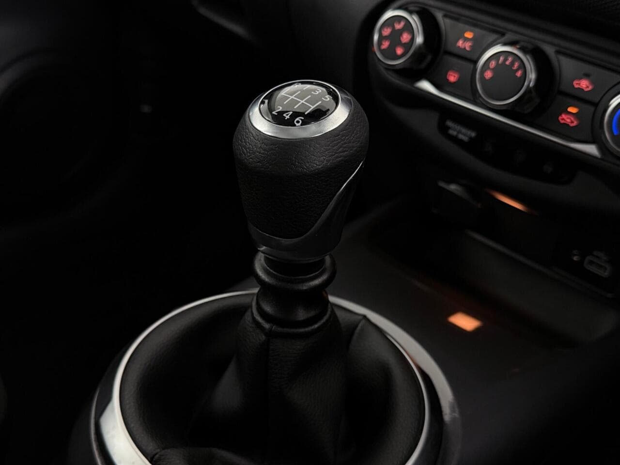 Nissan Juke thumbnail Interior Front
