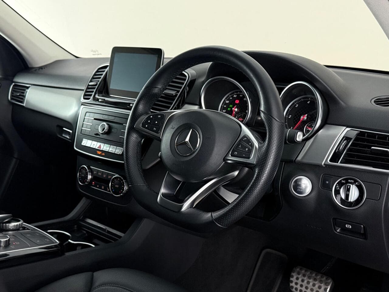 Mercedes-Benz GLE thumbnail Interior Front