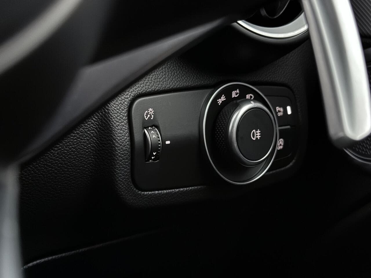 Alfa Romeo Stelvio thumbnail Misc Controls
