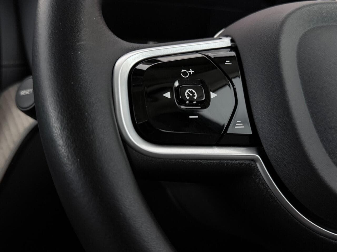 Volvo XC60 thumbnail Misc Controls