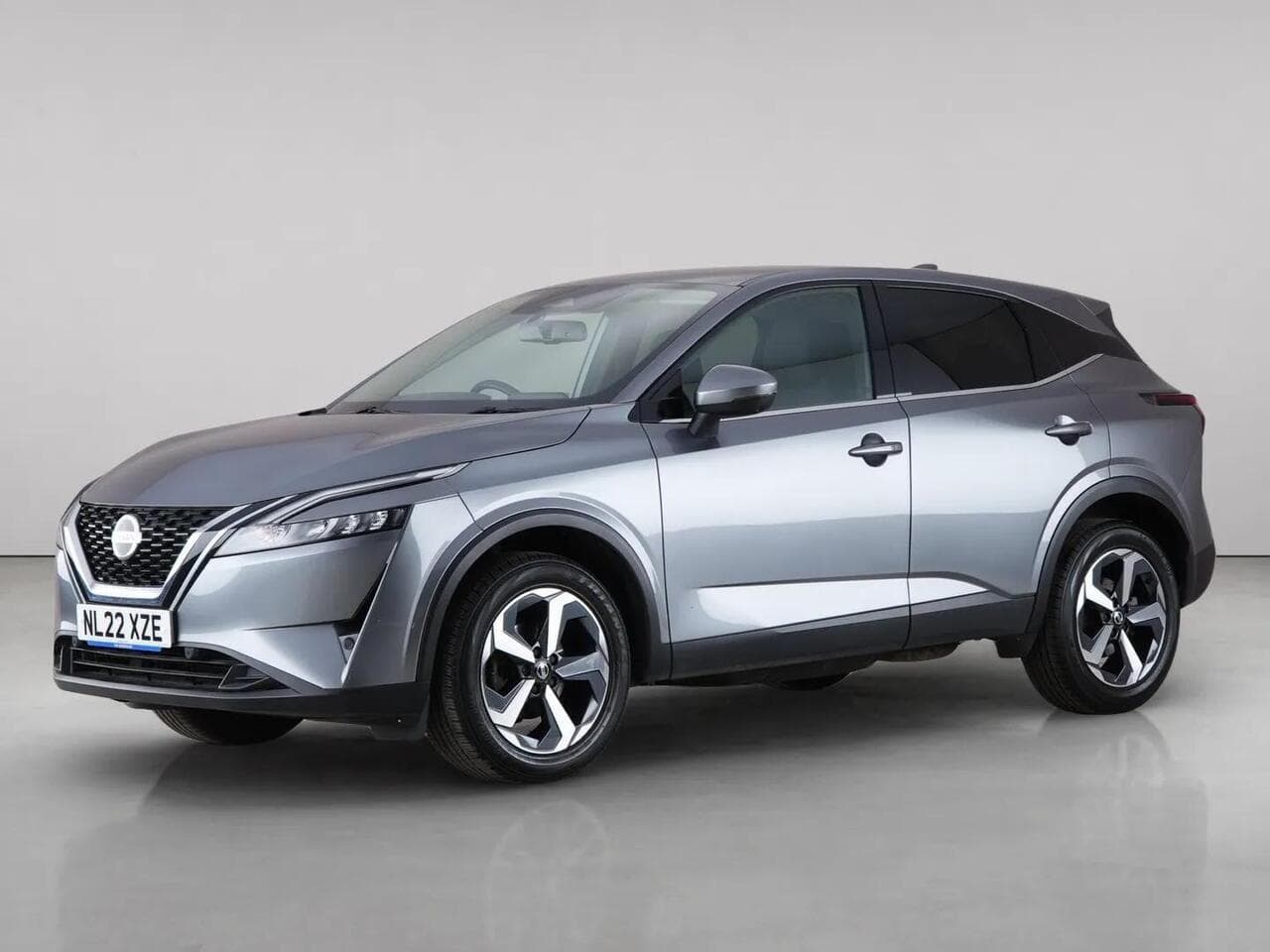 Nissan Qashqai thumbnail Front Left
