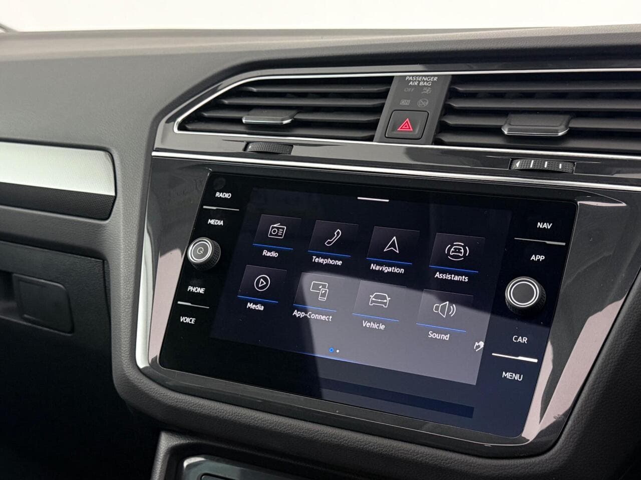 Volkswagen Tiguan thumbnail Infotainment System