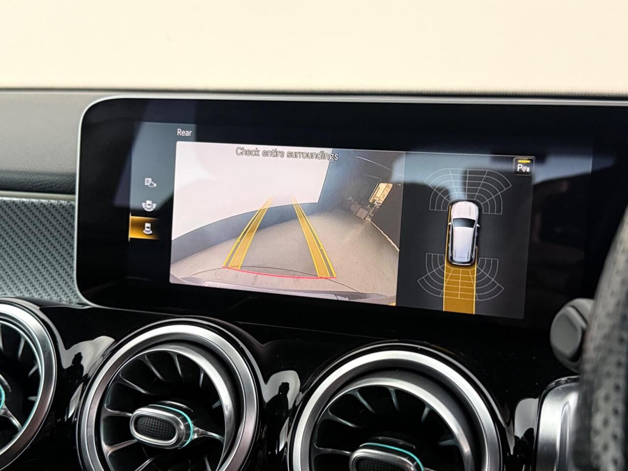 Mercedes-Benz GLB thumbnail Infotainment System