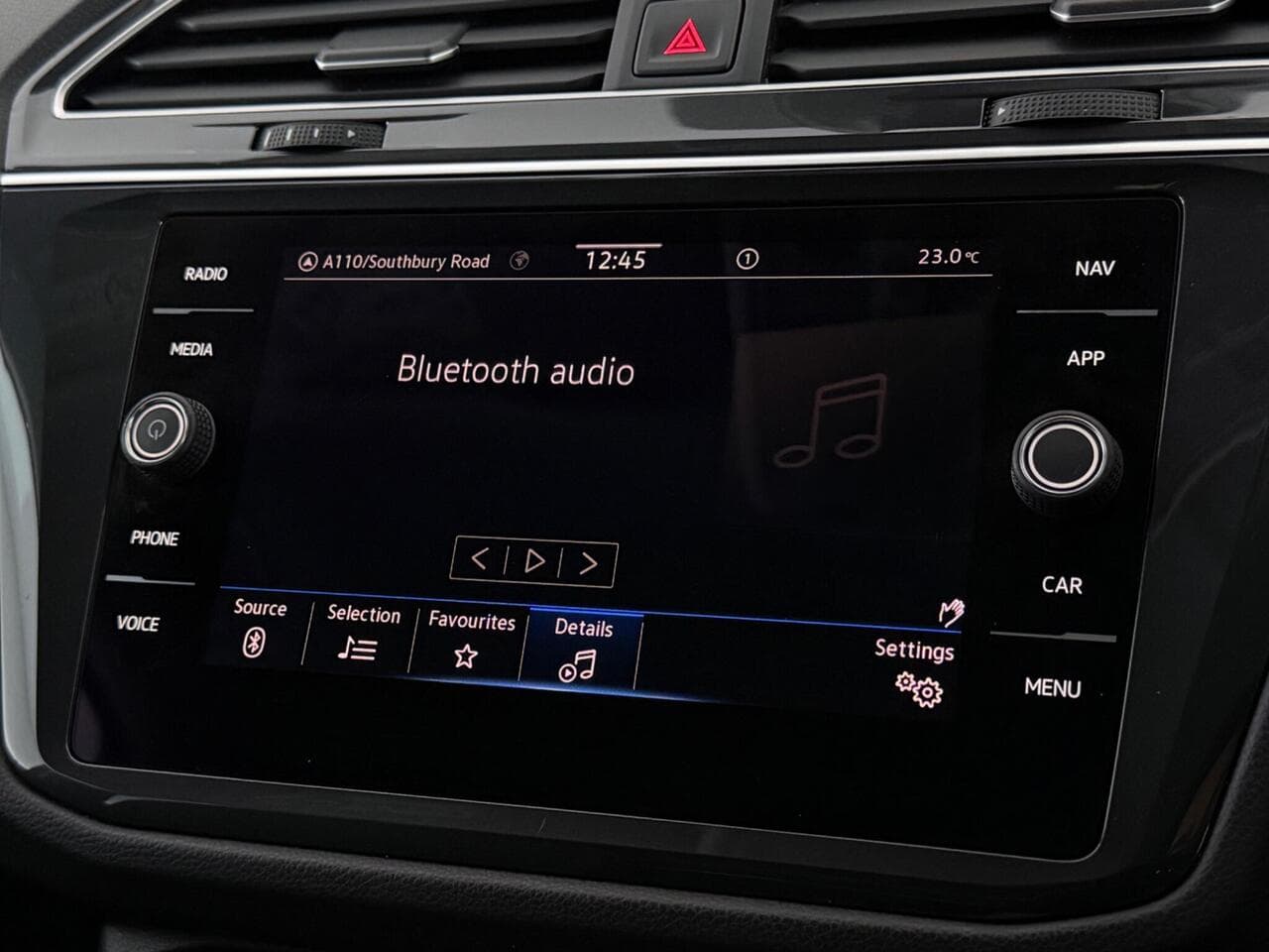 Volkswagen Tiguan thumbnail Infotainment System