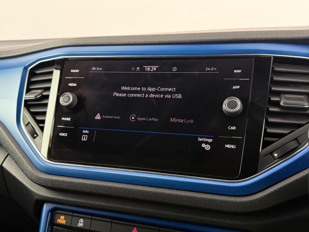 Volkswagen T-Roc thumbnail Infotainment System