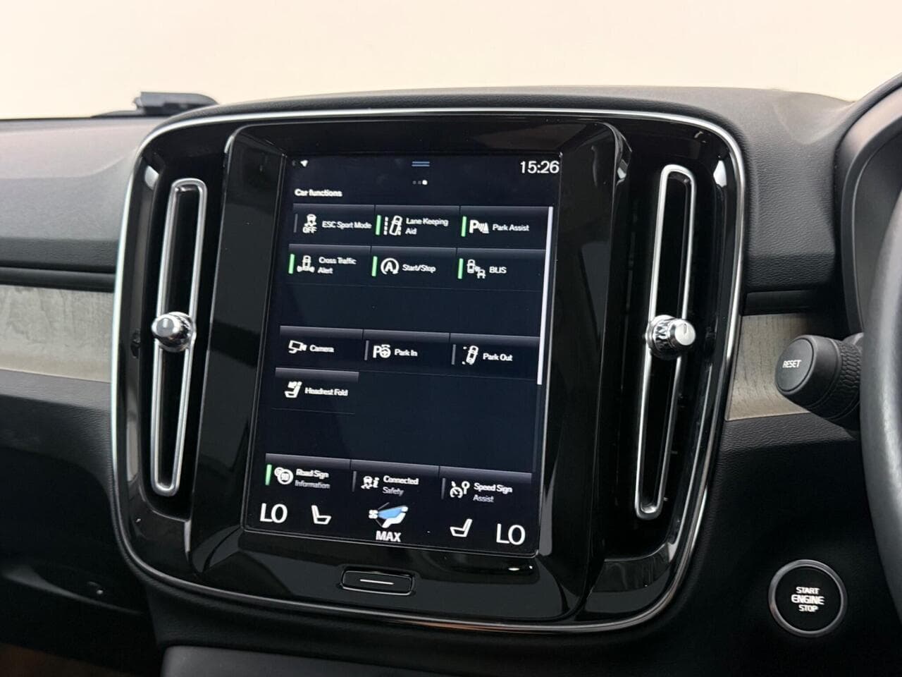 Volvo XC40 thumbnail Infotainment System