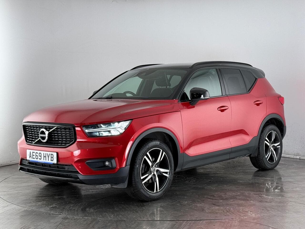 Volvo XC40 thumbnail Front Left