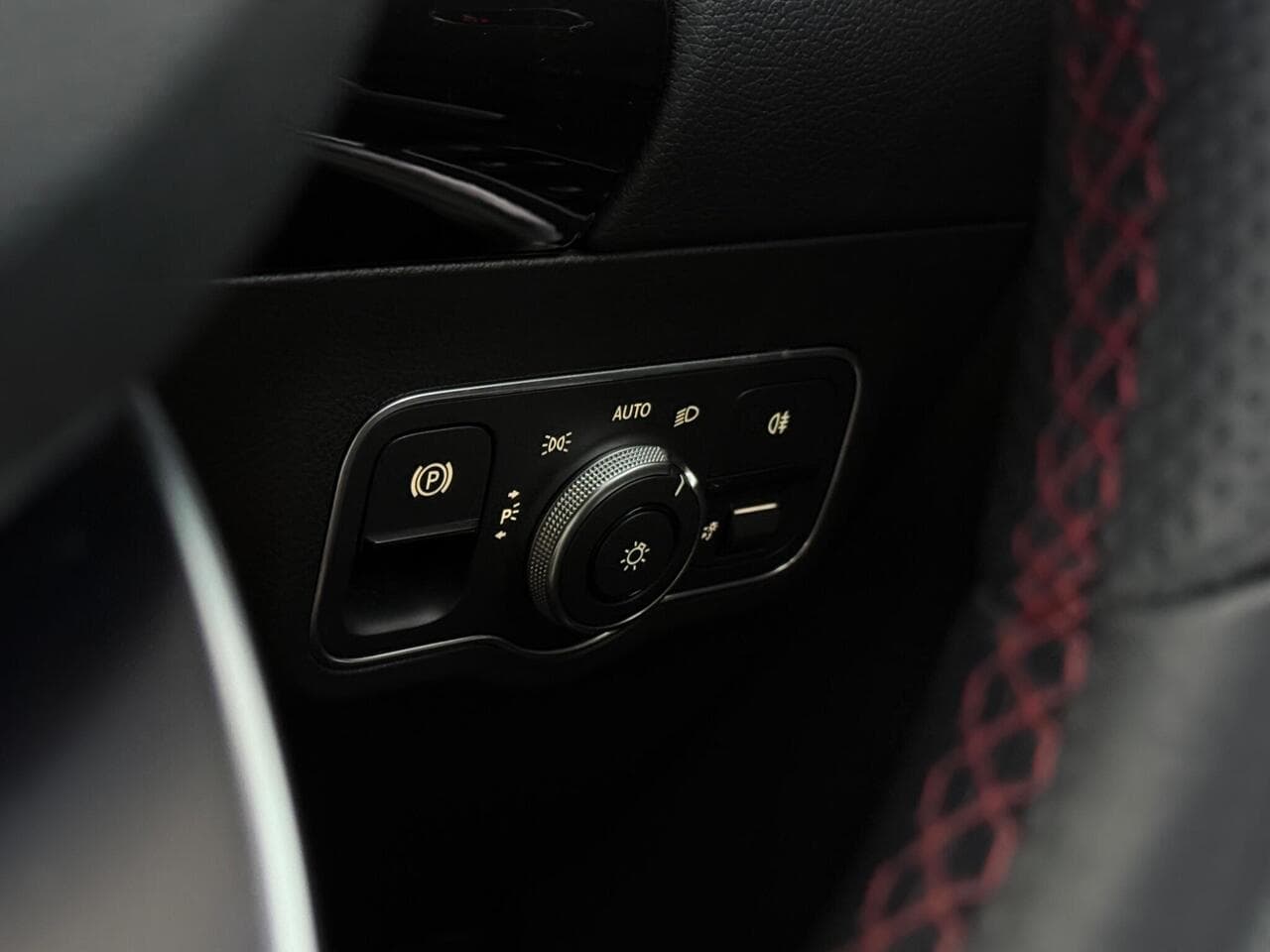 Mercedes-Benz GLA thumbnail Misc Controls