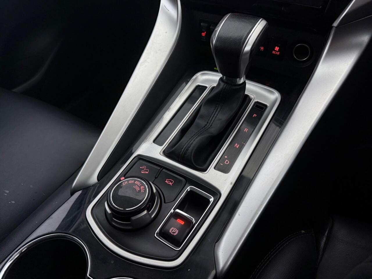 Mitsubishi Shogun Sport thumbnail Interior Front