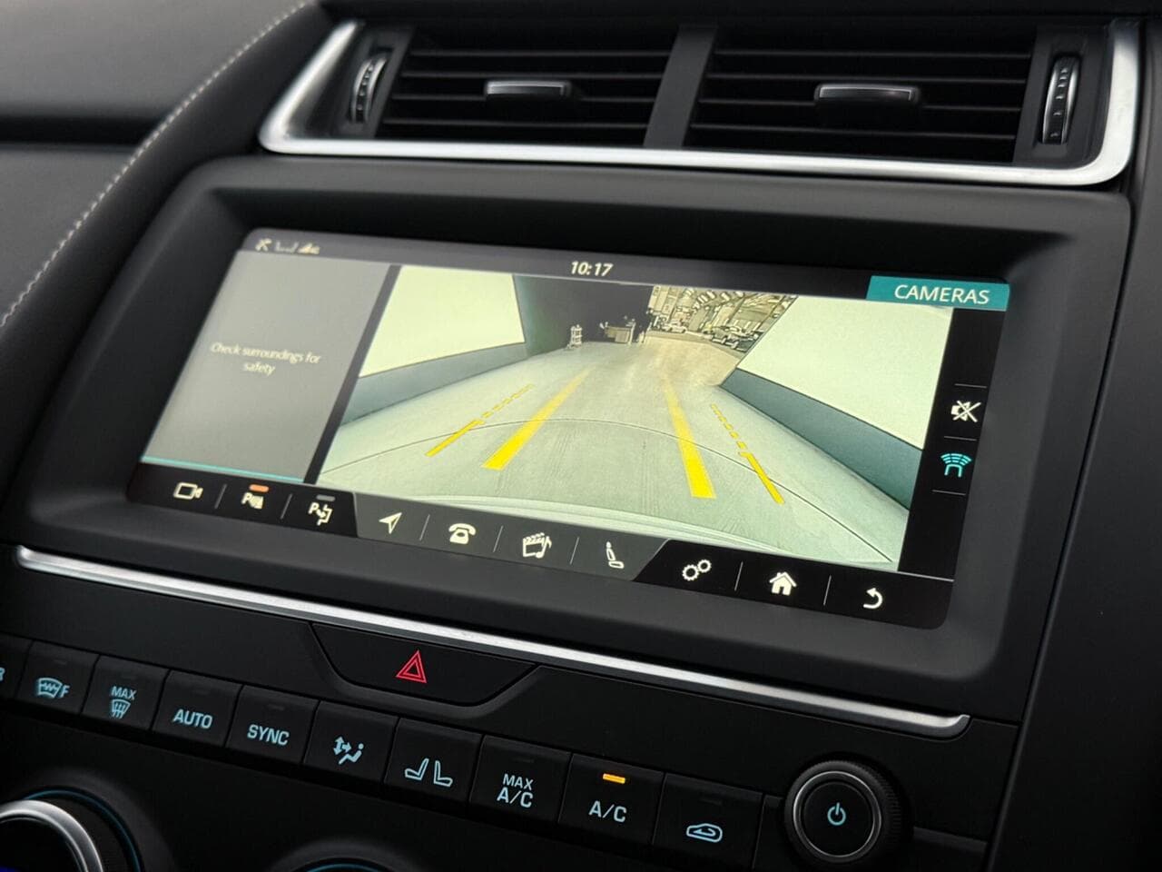 Jaguar E-PACE thumbnail Infotainment System