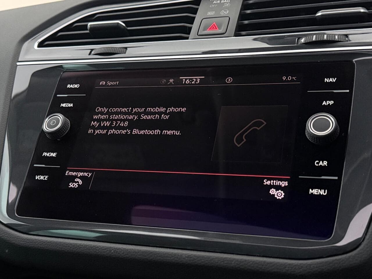 Volkswagen Tiguan thumbnail Infotainment System