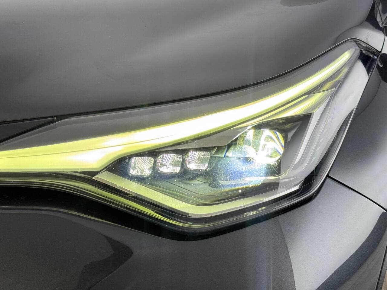 Toyota C-HR thumbnail Lights Front