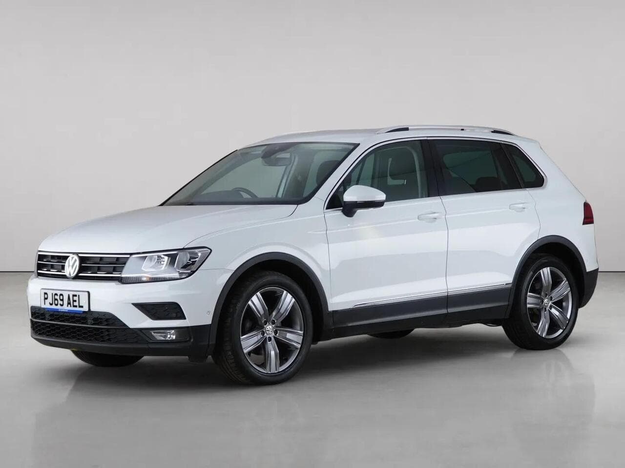 Volkswagen Tiguan thumbnail Front Left