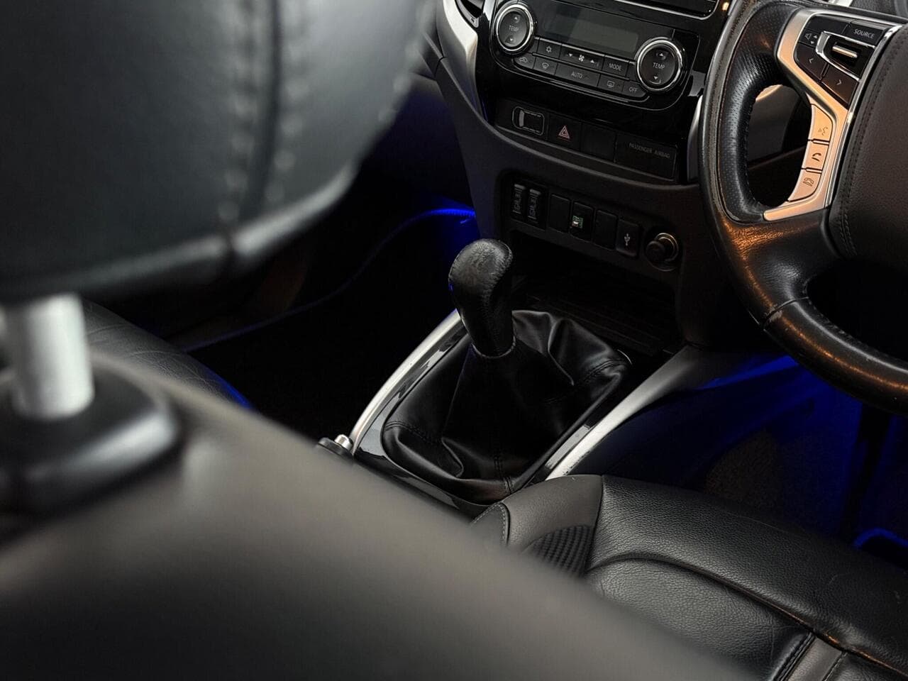 Mitsubishi L200 thumbnail Interior Front