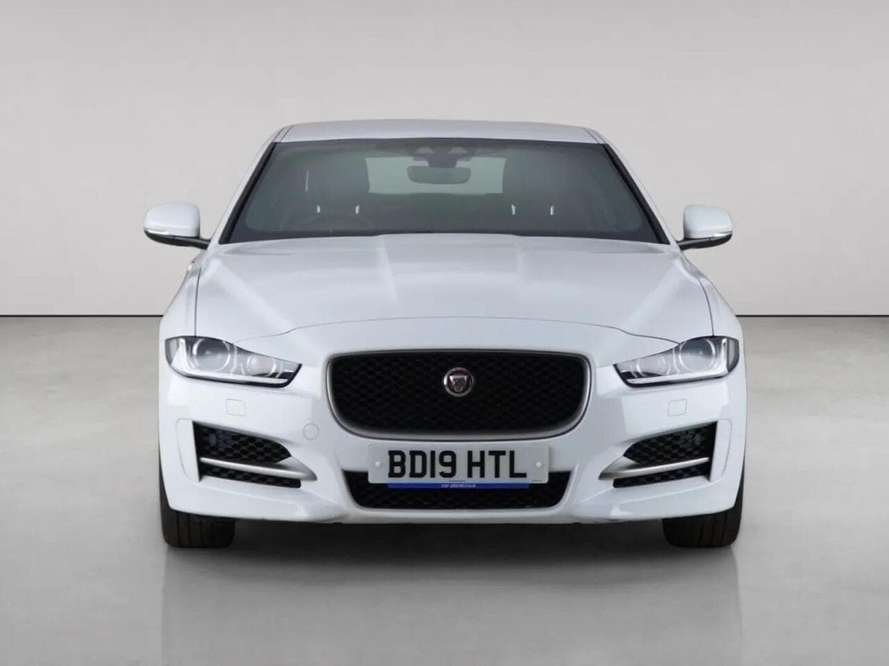 Jaguar XE thumbnail Front