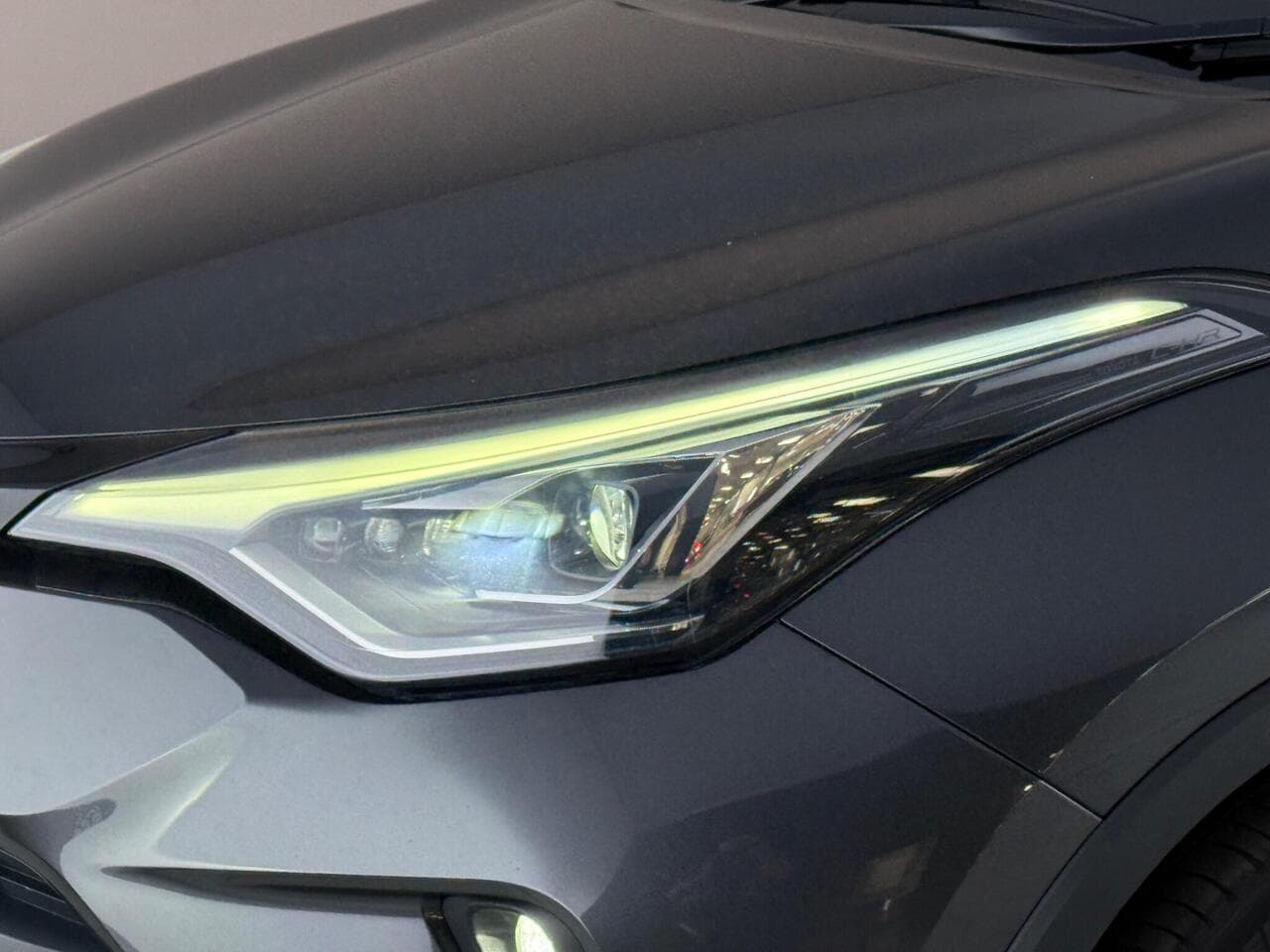 Toyota C-HR thumbnail Lights Front